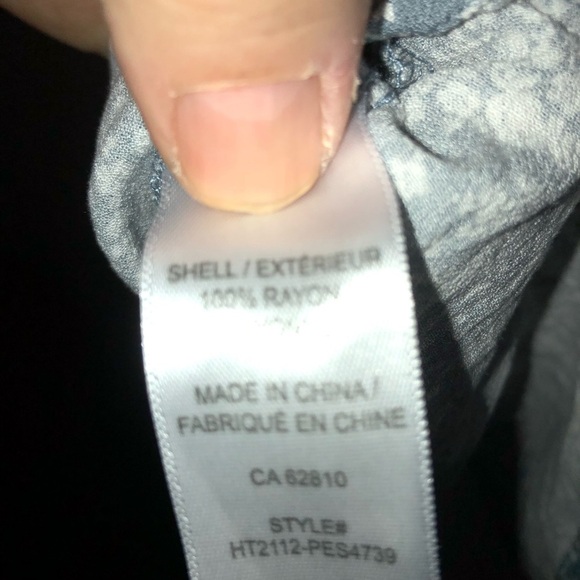 Women's Ricki’s Blue Floral Top xl. Rayon fabric makes it cool wearing - Picture 9 of 10